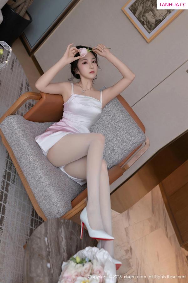 鱼子酱fish  [XiuRen]高清写真图 2025.02.19 No.9907 鱼子酱Fish 丝袜美腿第19张图片